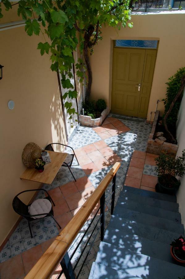 17 Flats And Roof Garden Apartment *
